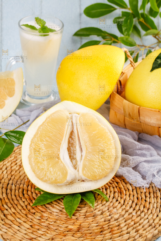 深底上的白肉蜜柚