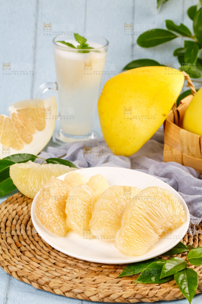 深底上的白肉蜜柚