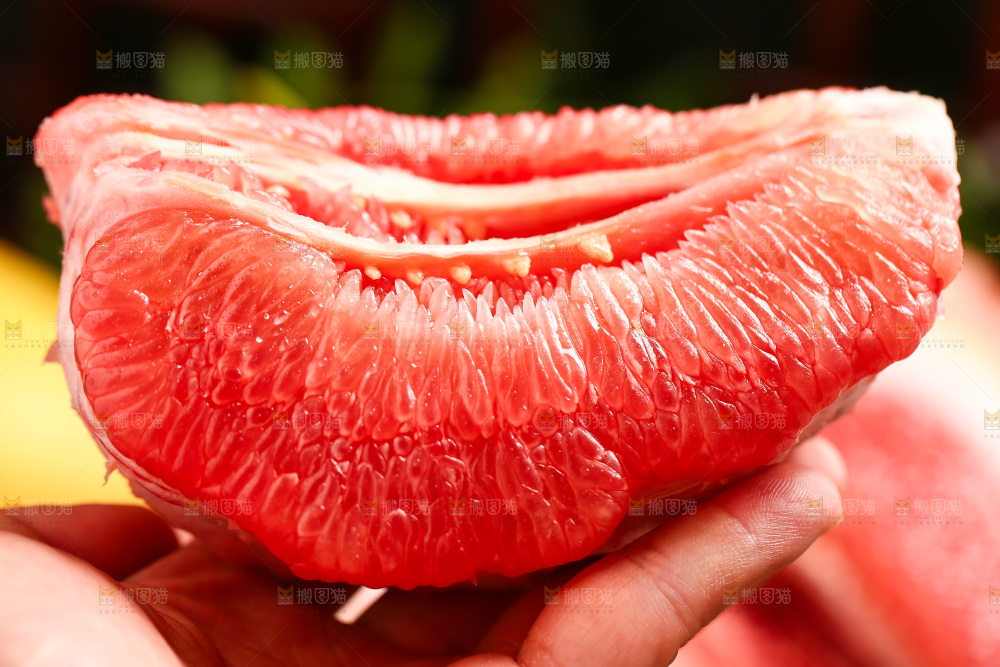 手里拿着红心柚子