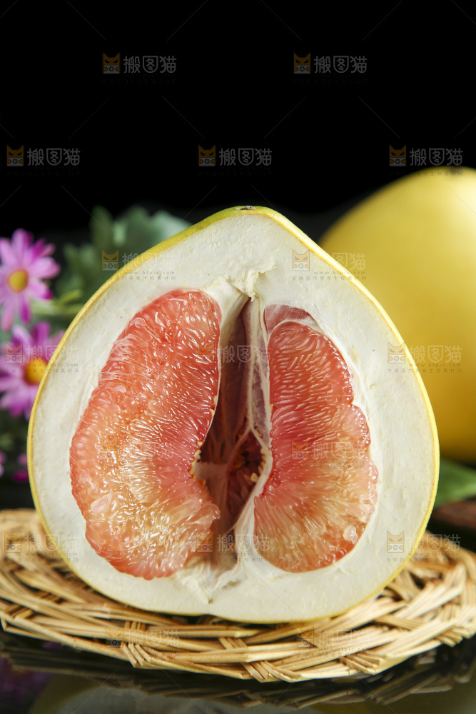 垫子上放着三红柚