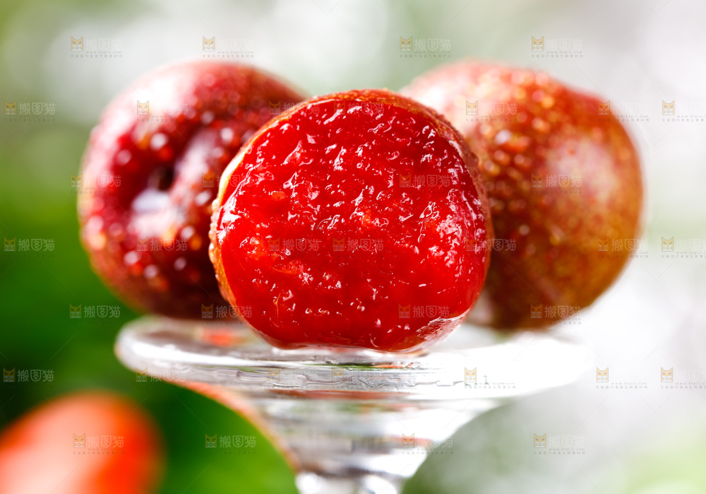 玻璃杯上放着红心李