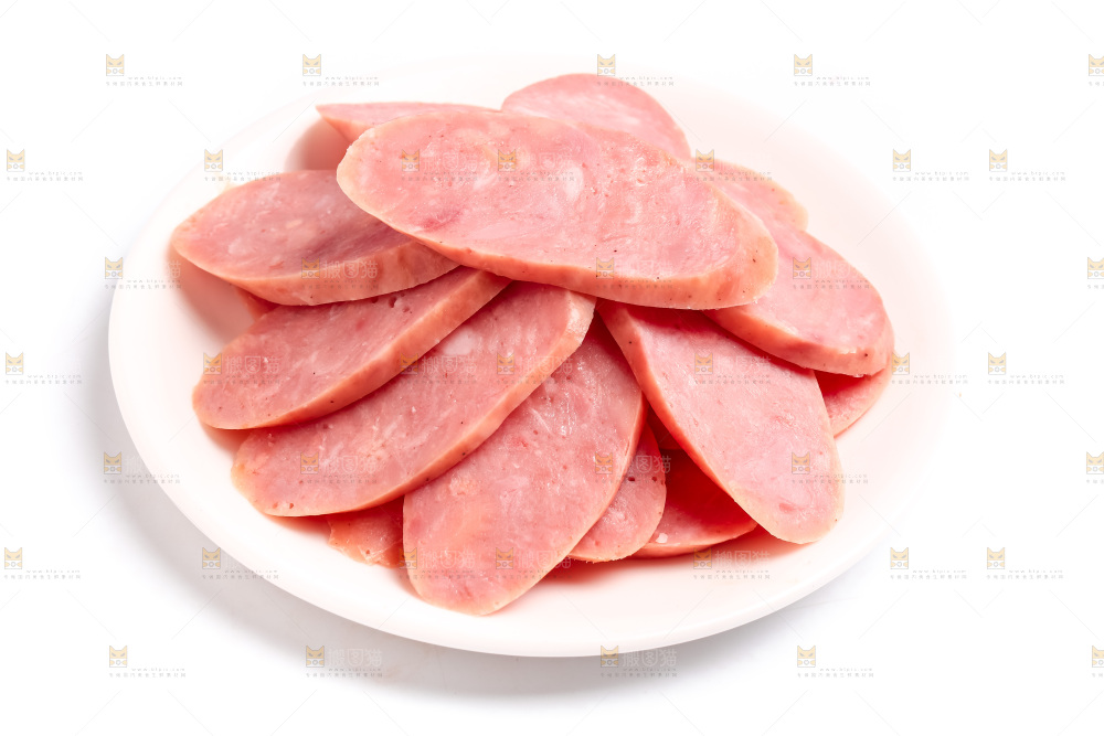 碟子里装着切片的肉肠