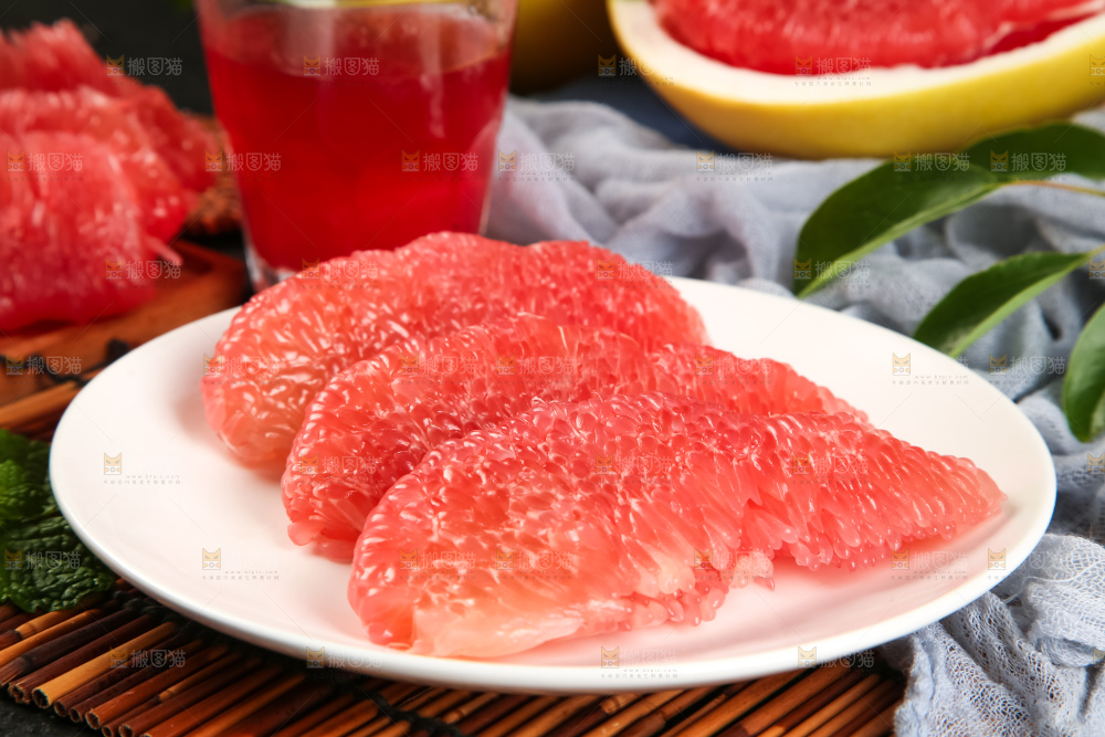 竹底上盘子里的红肉柚子