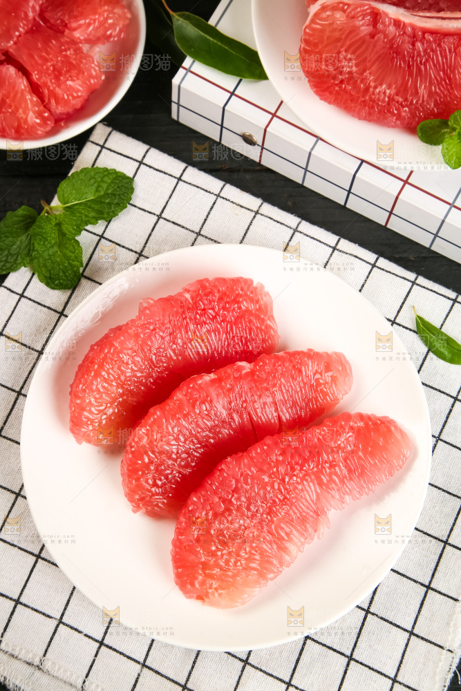 盘子里的红柚果肉