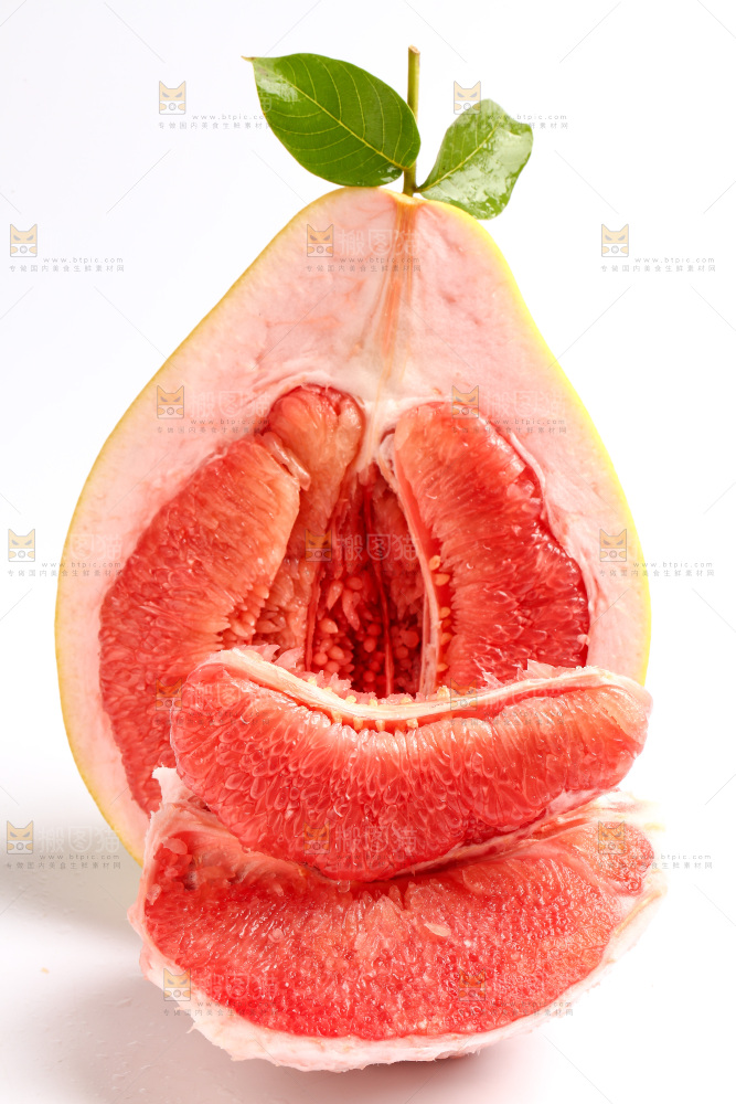 白底上放着红心蜜柚