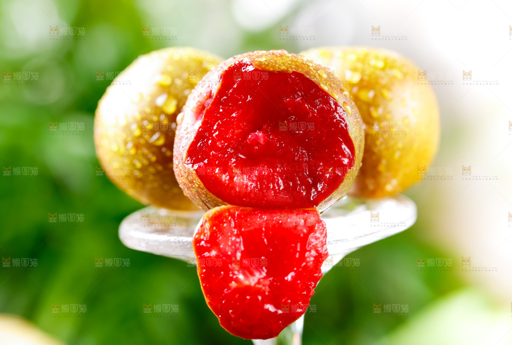 玻璃杯上放着红心李