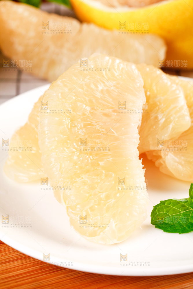 盘子里的柚子果肉