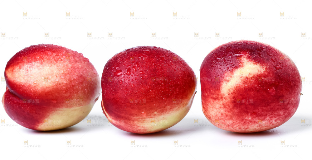 白底上摆放着新鲜油桃