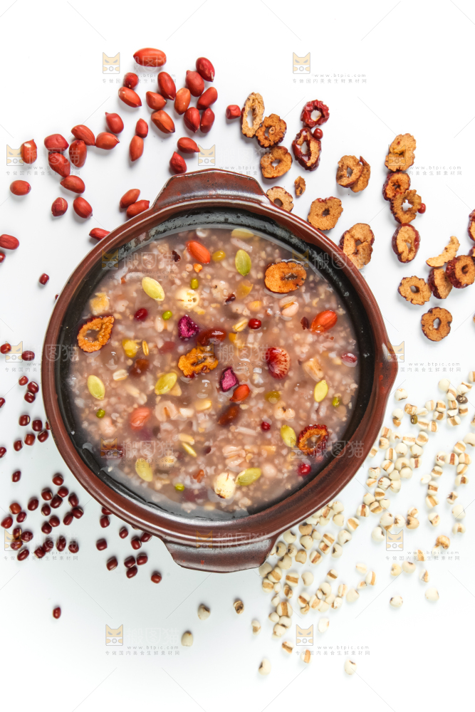 白底上的八宝粥食材和八宝粥