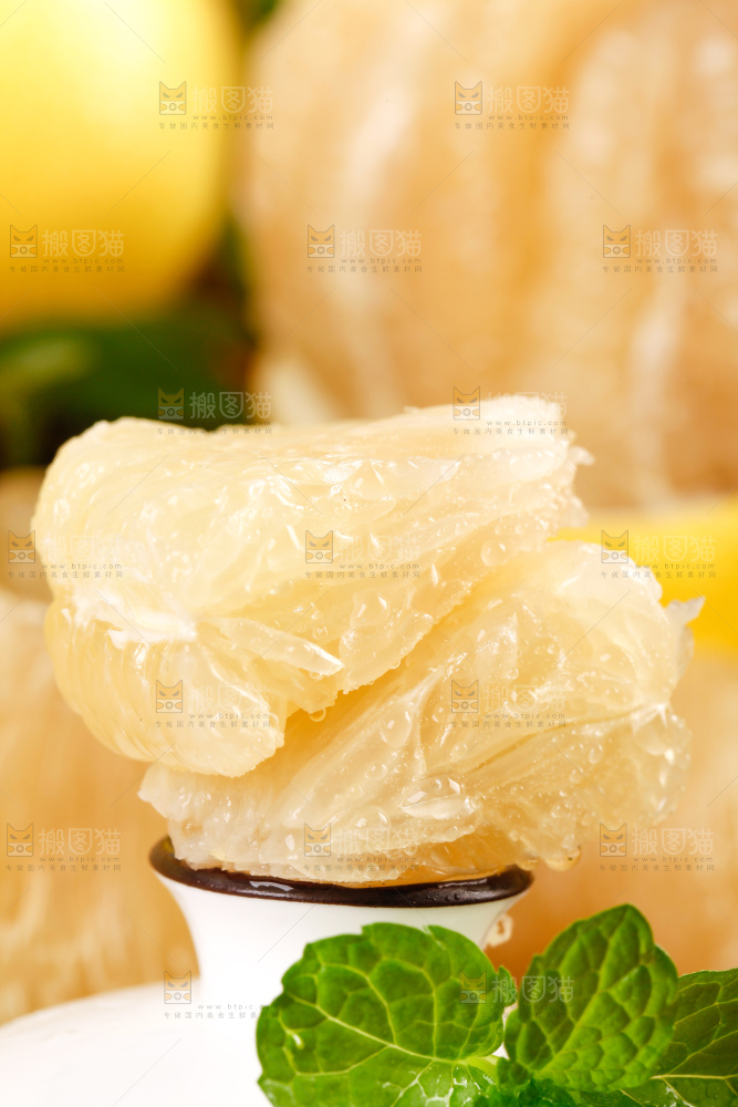 木板上的水晶蜜柚