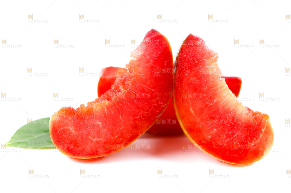 白底上摆放着红心三华李