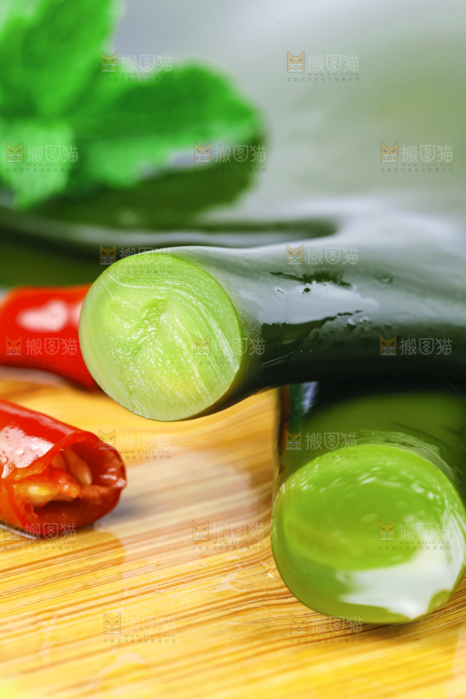木板上放着新鲜海带