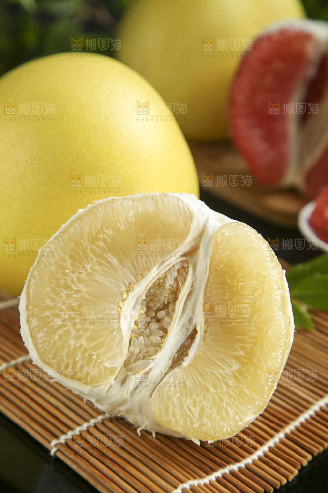 竹底上的白心蜜柚