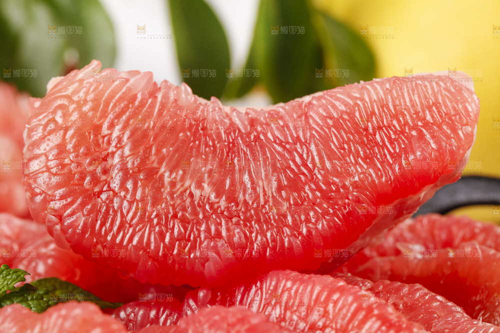 盘子里的红心柚子果肉