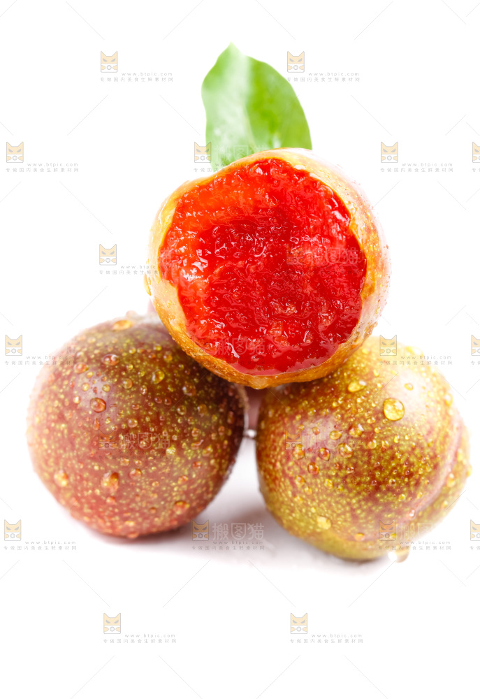 白底上摆放着红心三华李