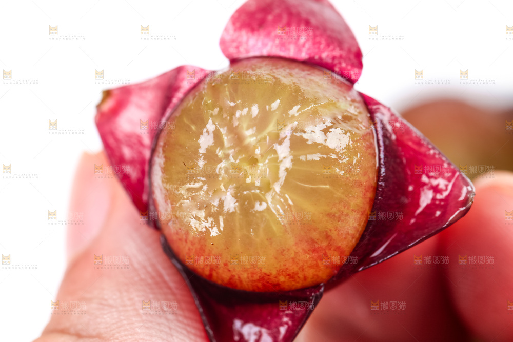 手里拿着红提