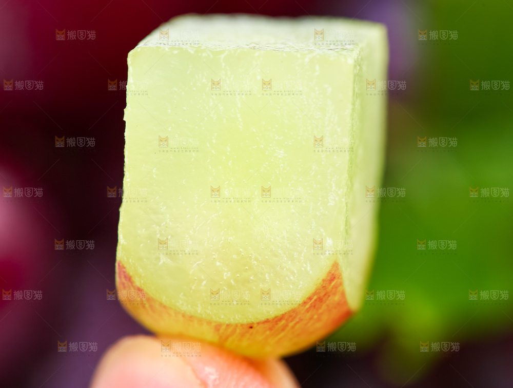 手里拿着无籽红提