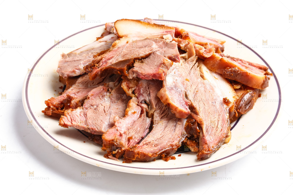 盘子里装着卤肉