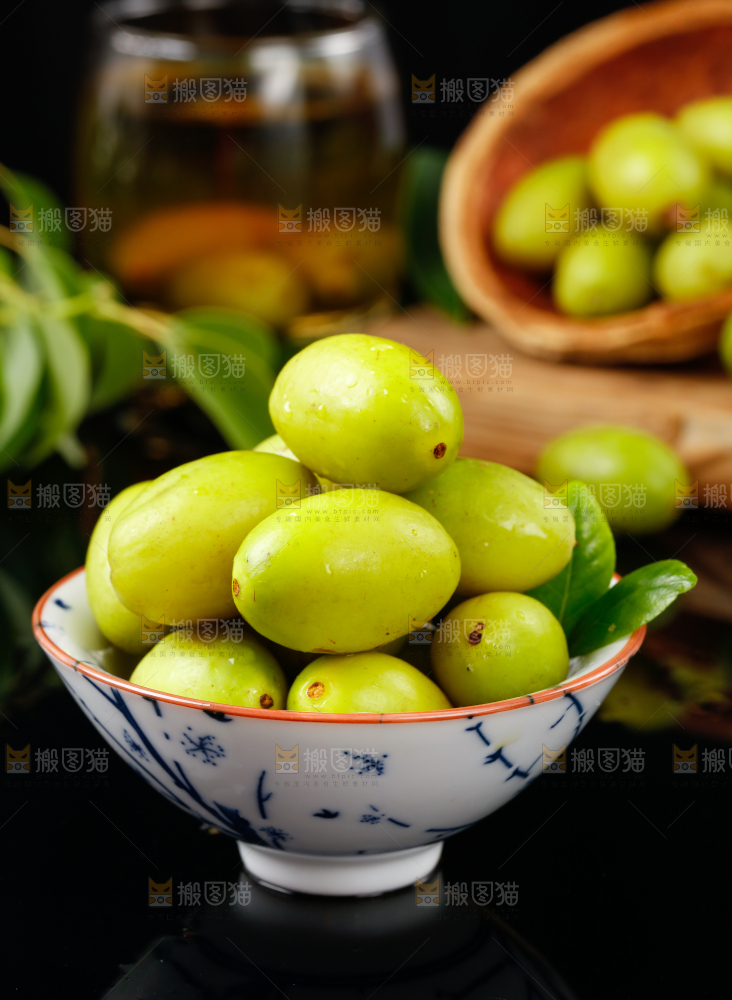 碟子里装着福建橄榄