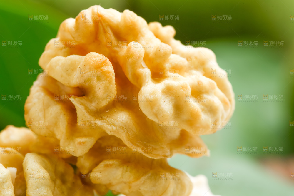 木底上摆放着生核桃仁