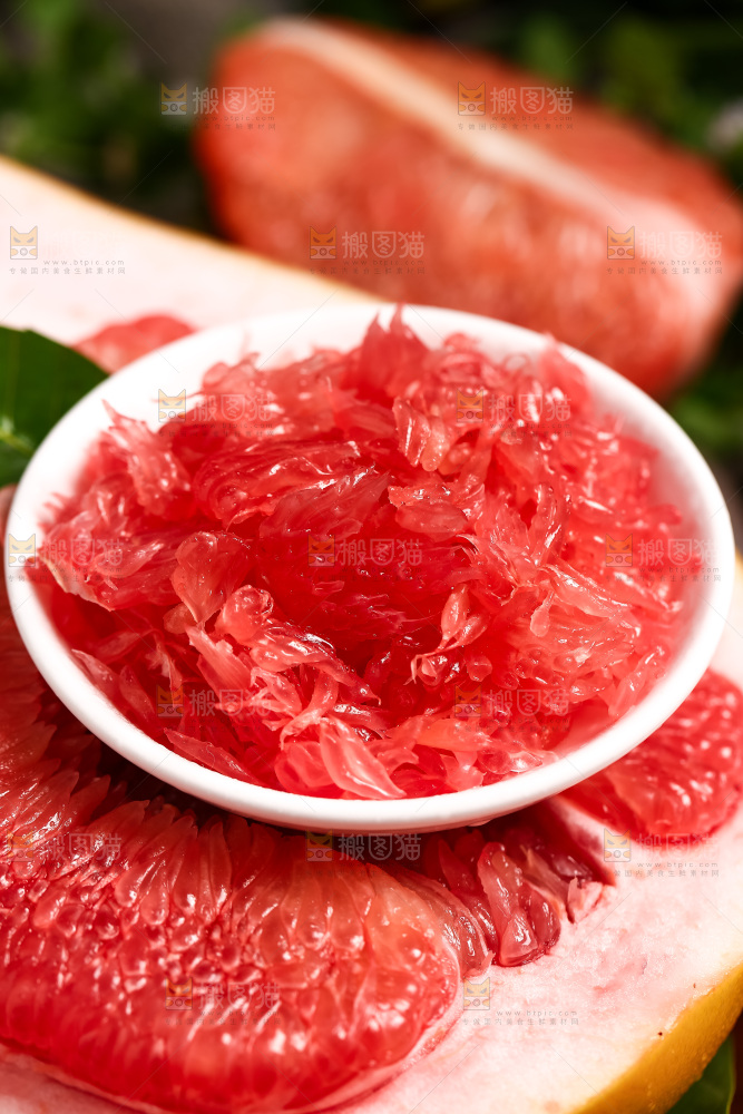 碟子里装着柚子的果肉