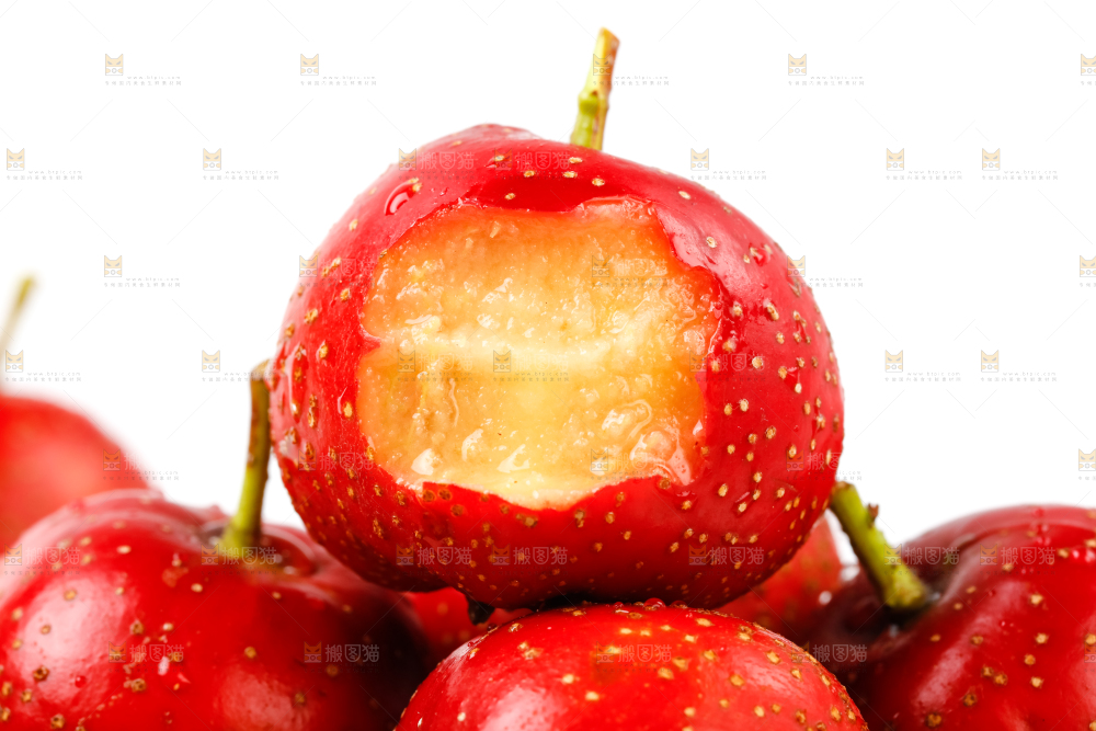 白底上盘子里的沂蒙山楂果