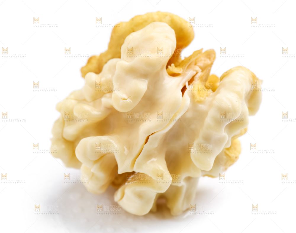 白底上放着生核桃仁