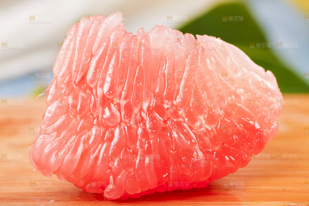 浅底上的红心柚子果肉