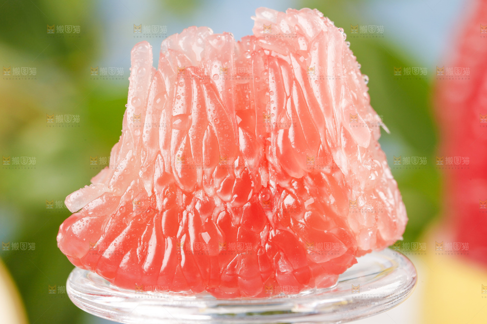 浅底上的红心柚子果肉