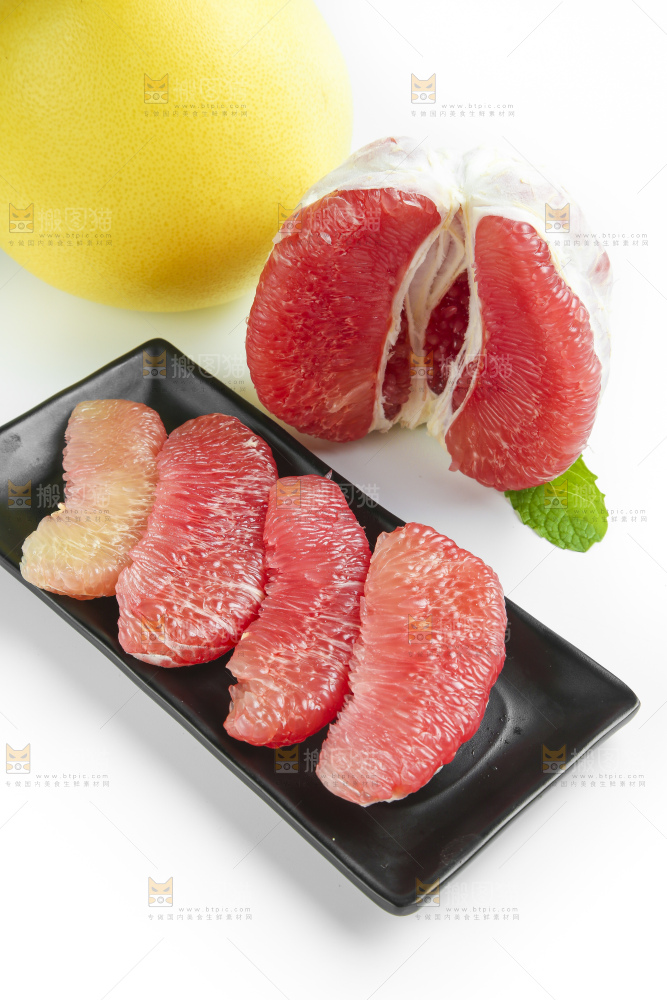 盘子里装着柚子果肉