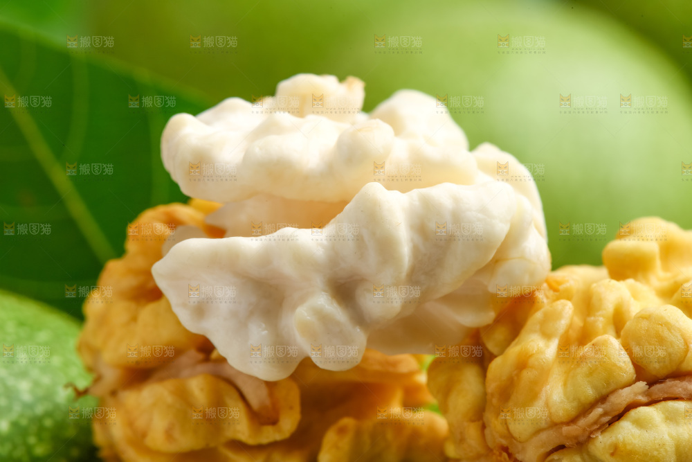 木底上摆放着生核桃仁