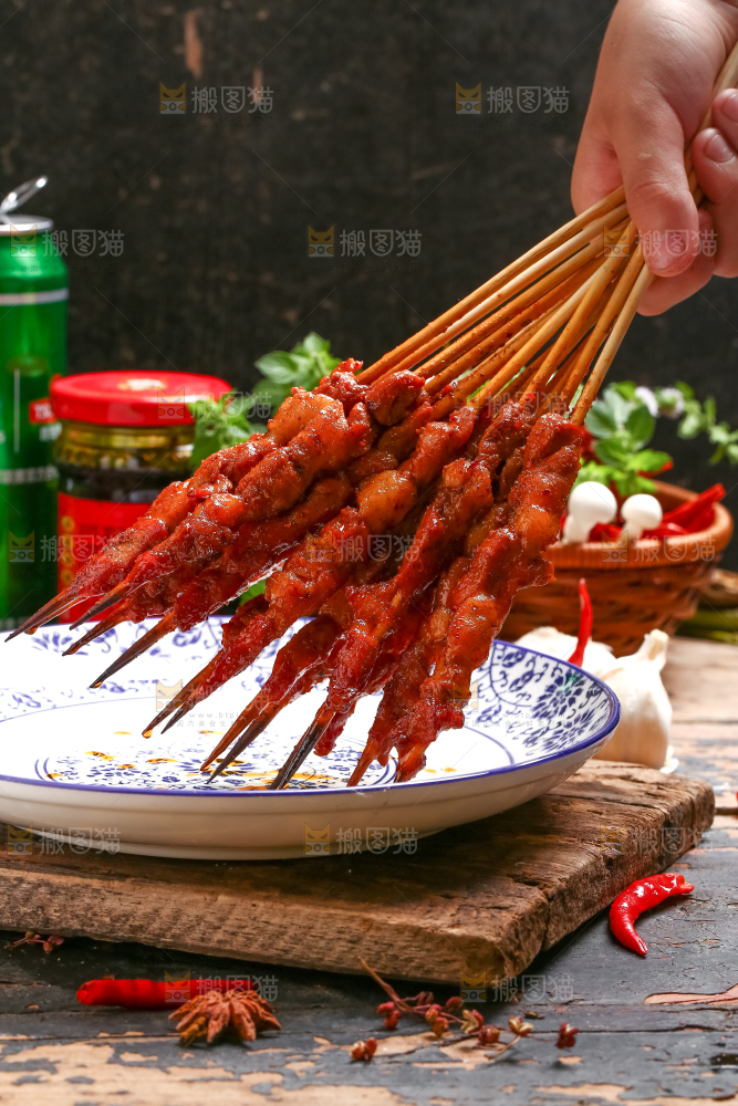手里拿着一把肉串