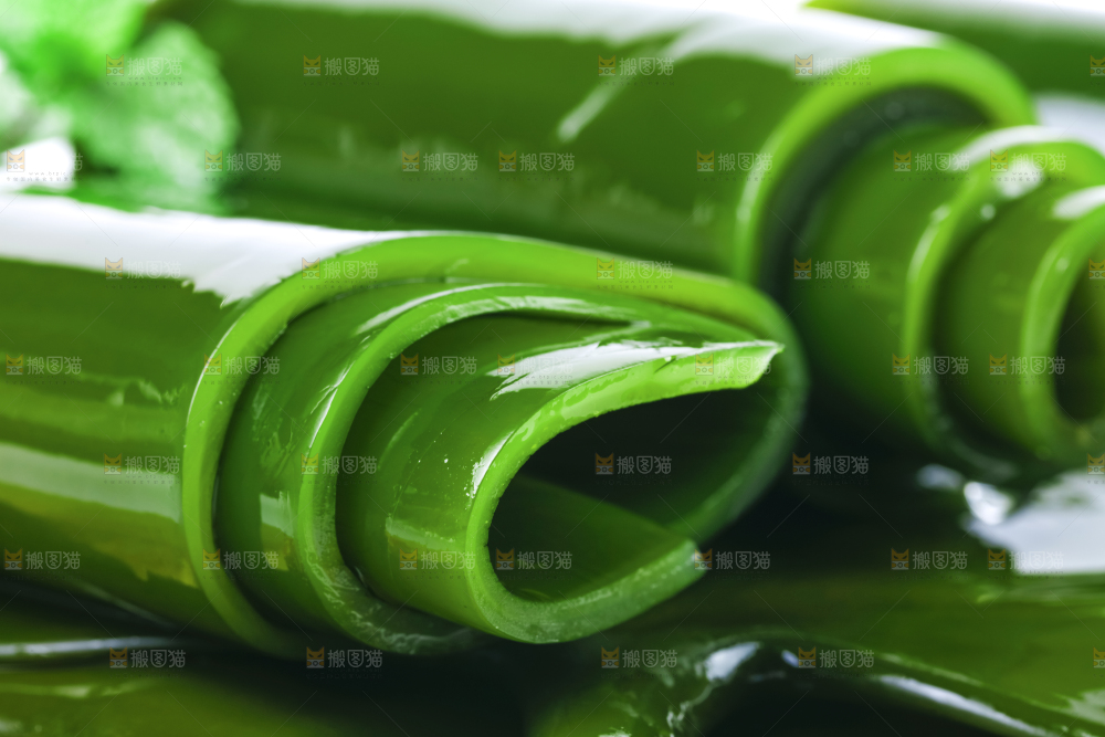 木板上放着新鲜海带