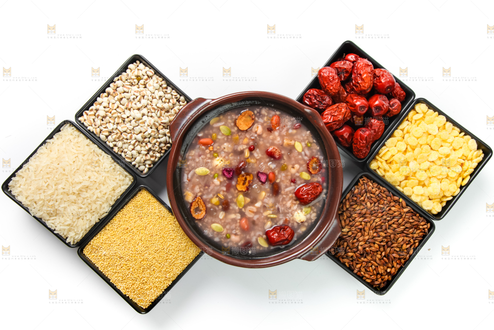 白底上的八宝粥食材和八宝粥