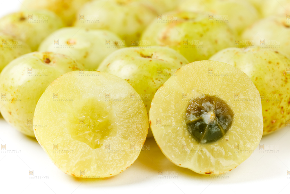 白底上摆放着余甘果