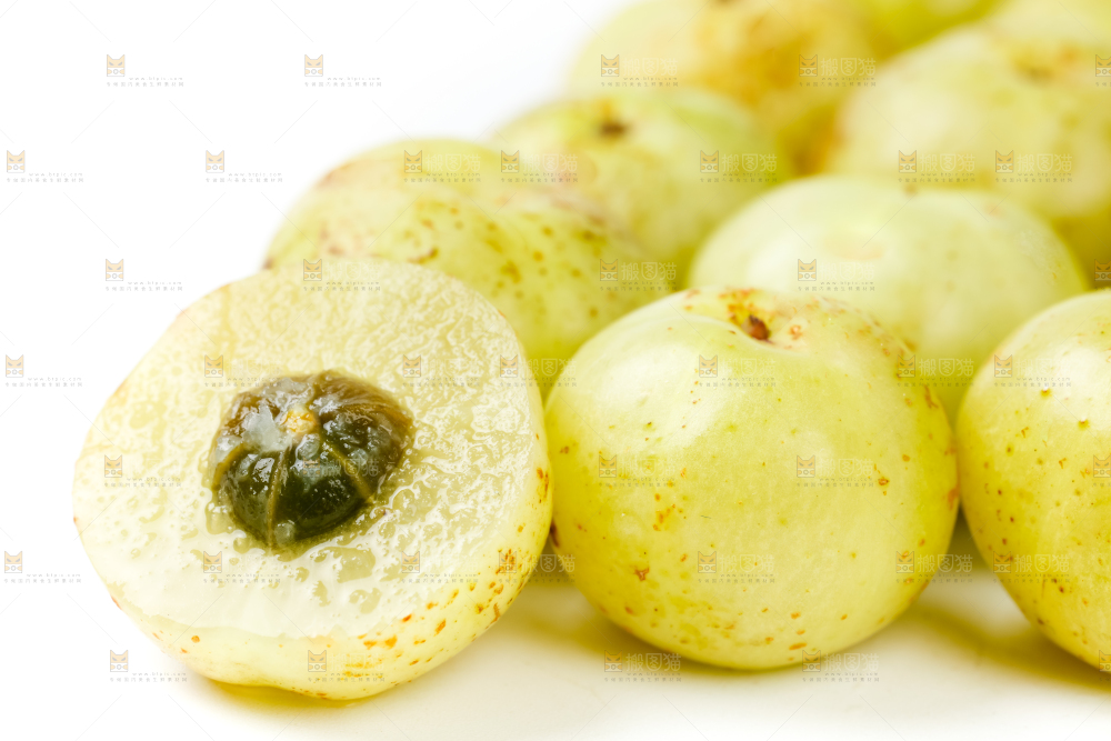 白底上摆放着余甘果