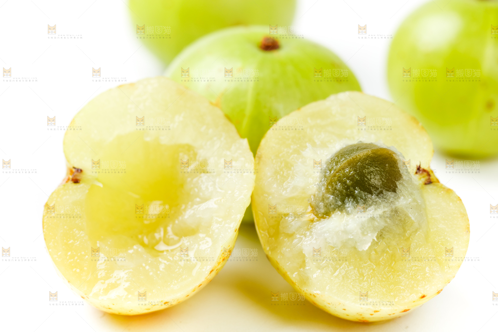 白底上摆放着余甘果