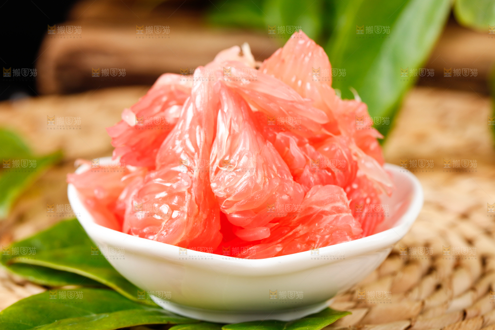 深底上的红肉柚子