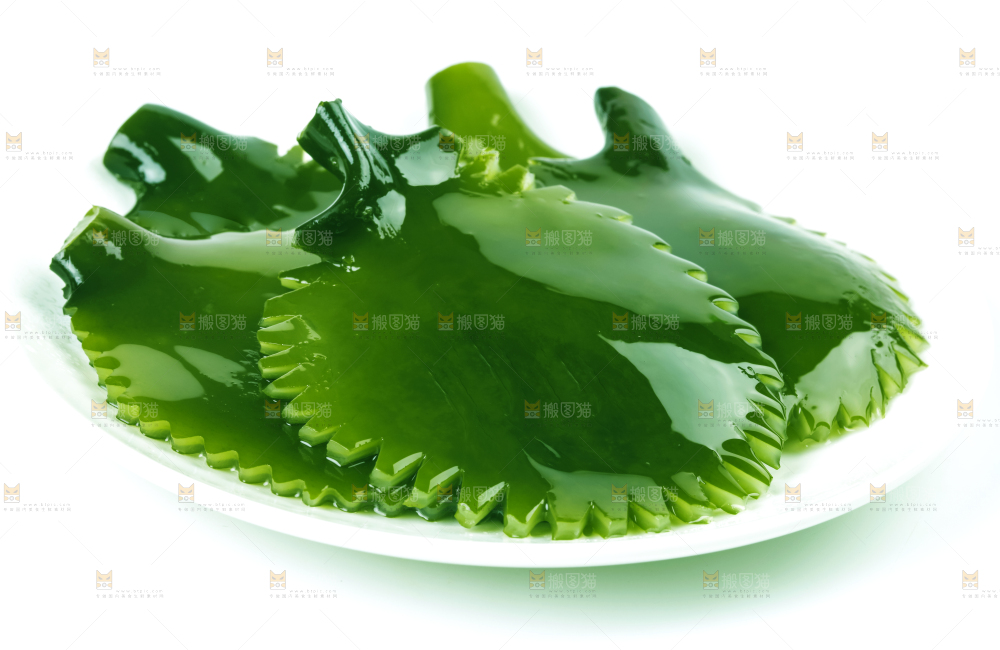 盘子里装着盐渍海带头