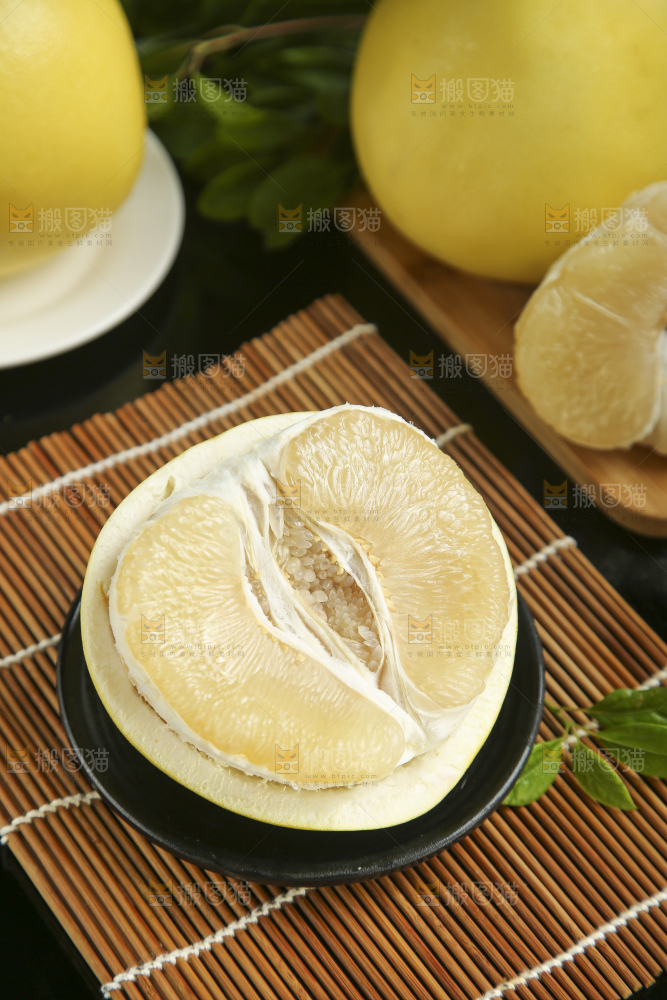 竹底上的白心蜜柚