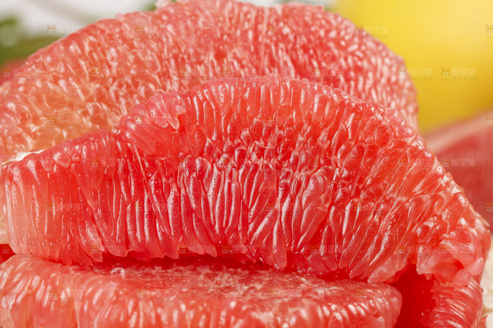 盘子里的红心柚子果肉