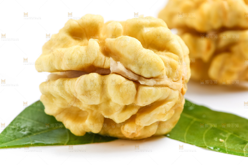 白底上摆放着生核桃仁