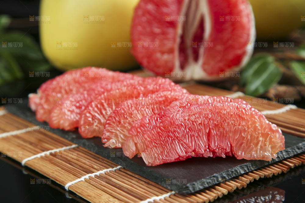 竹底上放着平和红心柚子