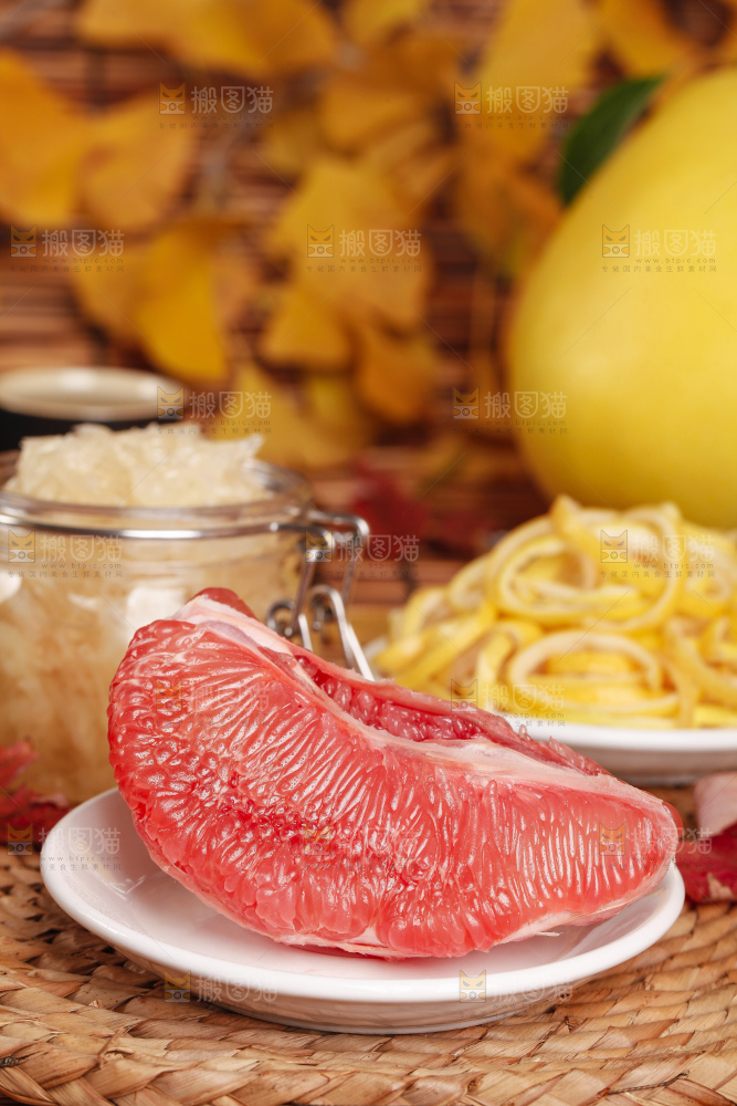 垫子上盘子里的红心柚子果肉