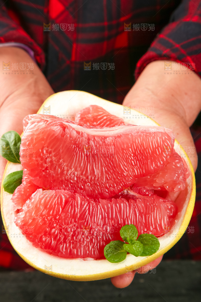 竹底上盘子里的红肉柚子