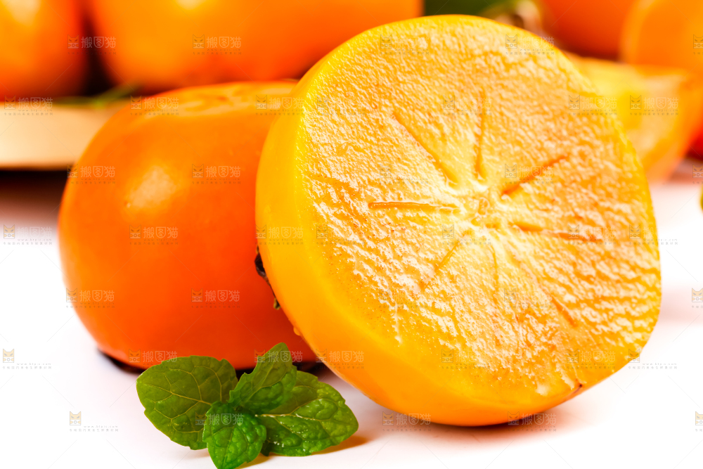 白底上放着一堆新鲜脆柿子