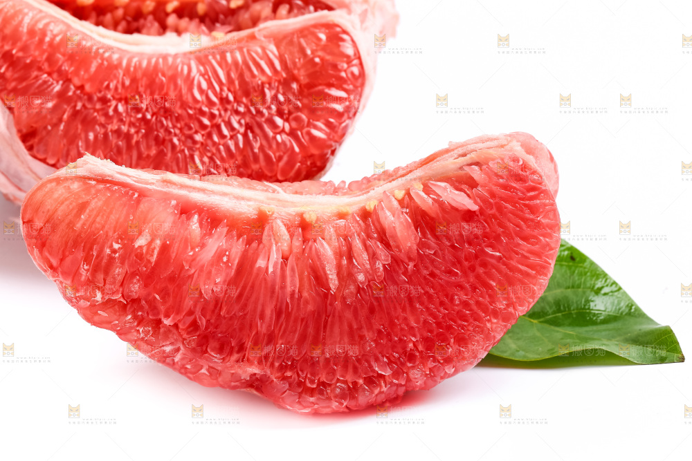 白底上放着红心蜜柚
