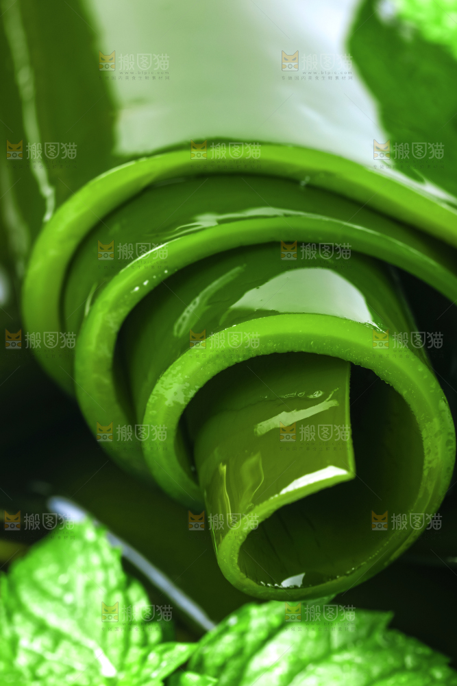 摆放着一堆的新鲜海带头