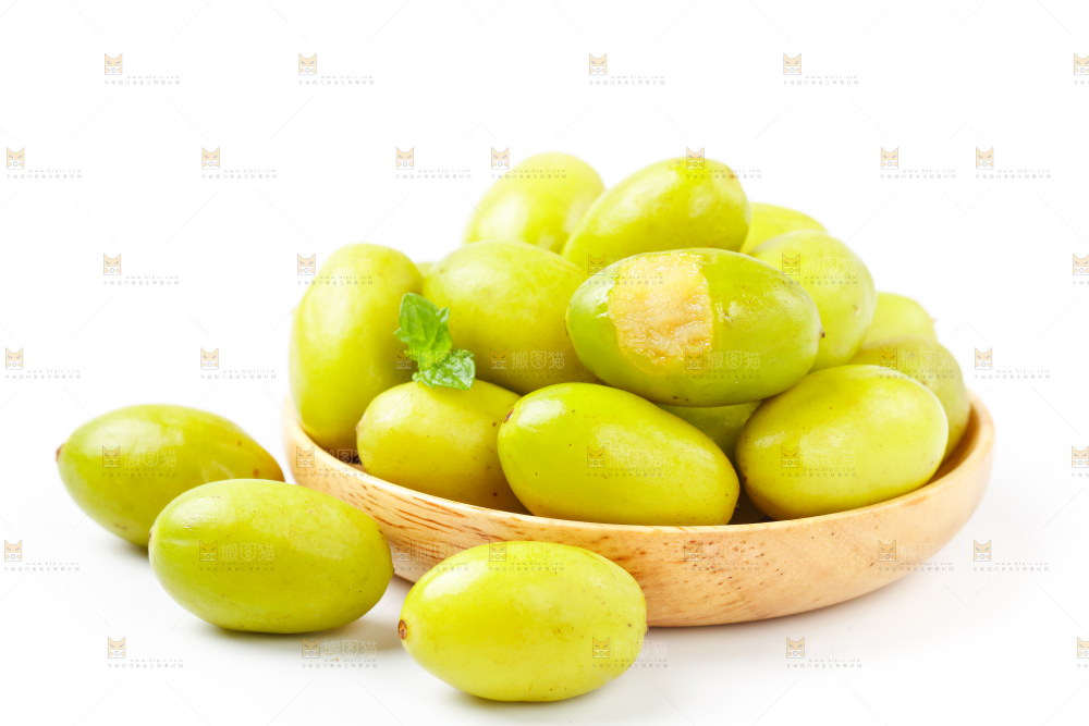 盘子里装着甜橄榄