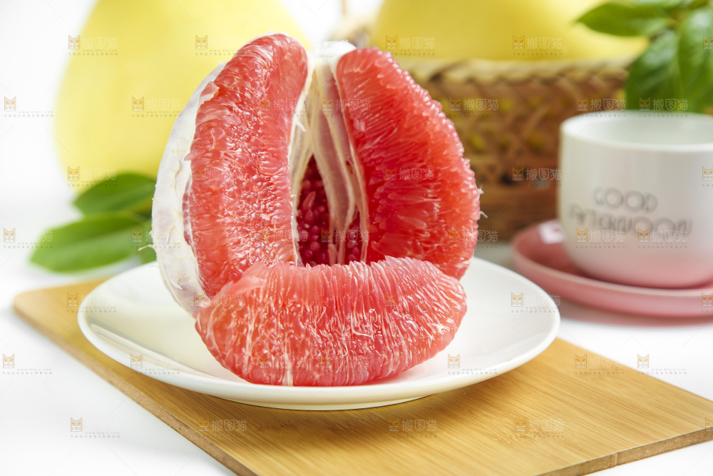 木板上的平和红心柚子